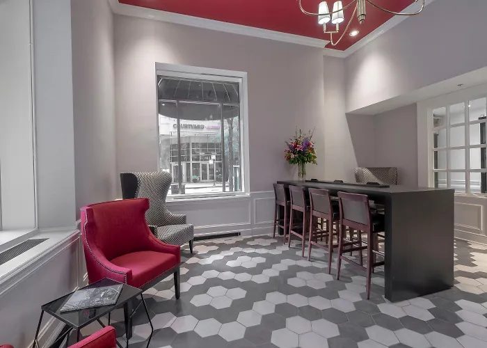 Saint Clair - Magnificent Mile Hotel