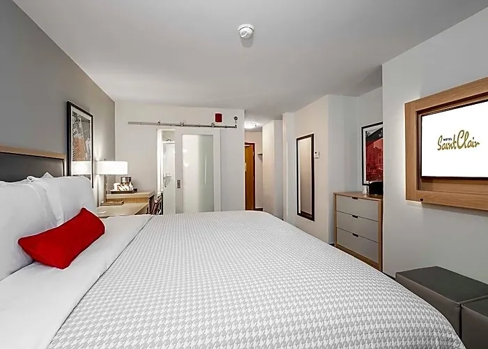 Saint Clair - Magnificent Mile Hotel 4*